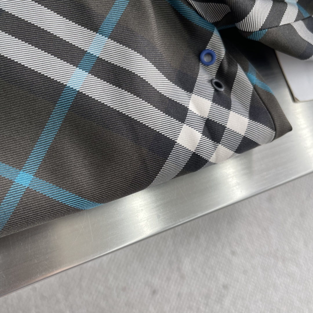 -BBR 双面款穿着格纹科技感面料带帽拉链外套。面料上手质感很好，宽松版型A面定制提花格纹，B面纯净素雅