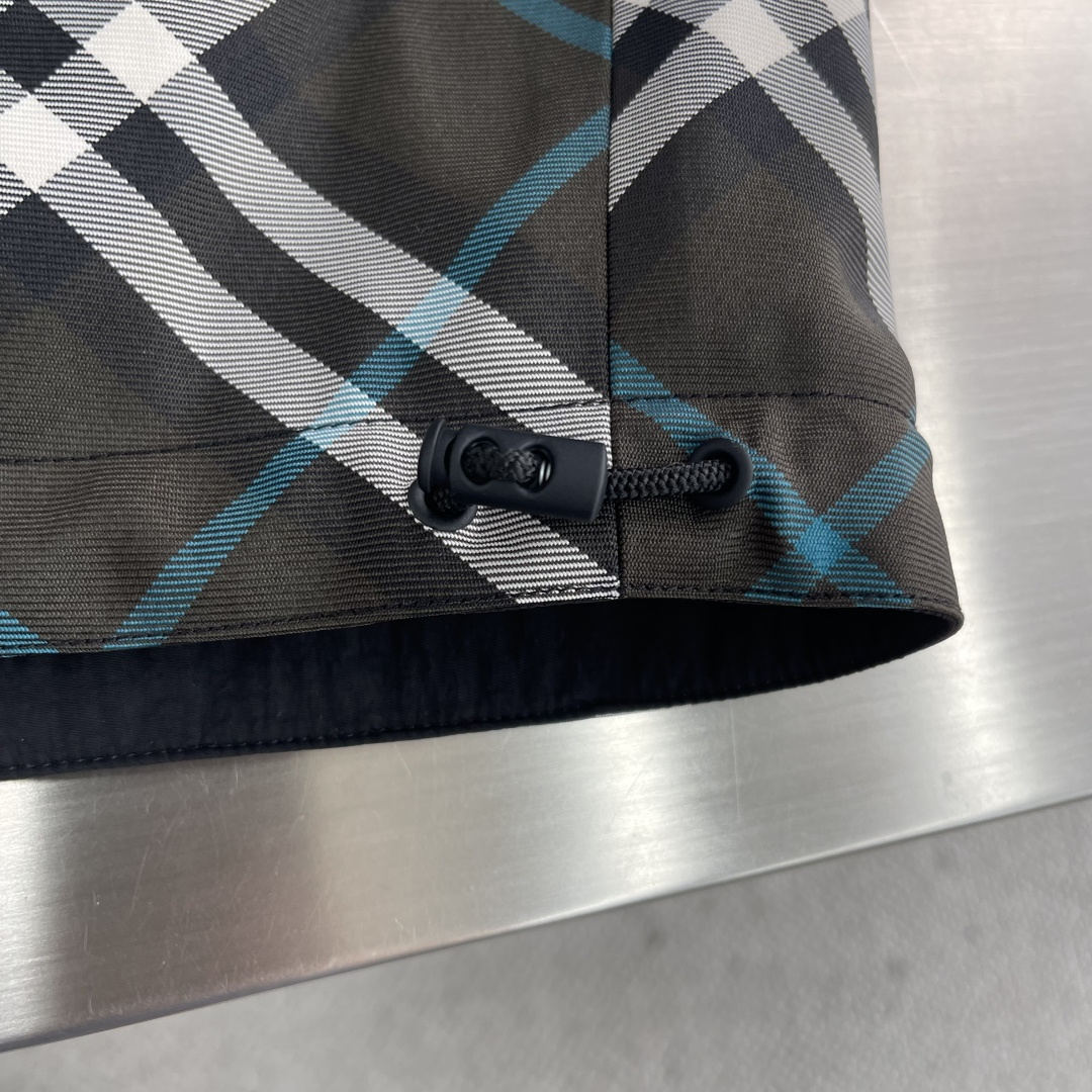 -BBR 双面款穿着格纹科技感面料带帽拉链外套。面料上手质感很好，宽松版型A面定制提花格纹，B面纯净素雅