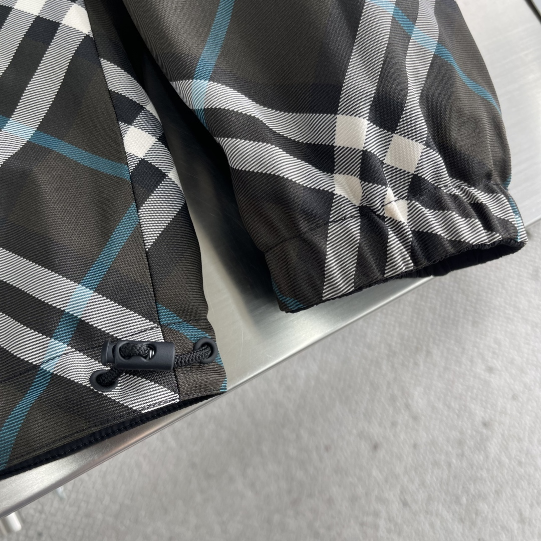 -BBR 双面款穿着格纹科技感面料带帽拉链外套。面料上手质感很好，宽松版型A面定制提花格纹，B面纯净素雅