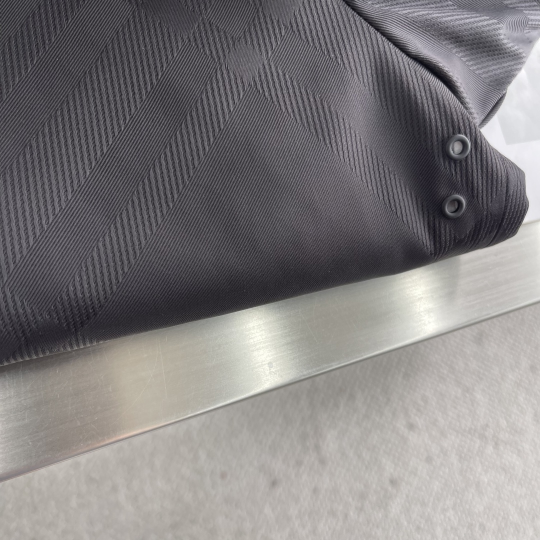 -BBR 双面款穿着格纹科技感面料带帽拉链外套。面料上手质感很好，宽松版型A面定制提花格纹，B面纯净素雅