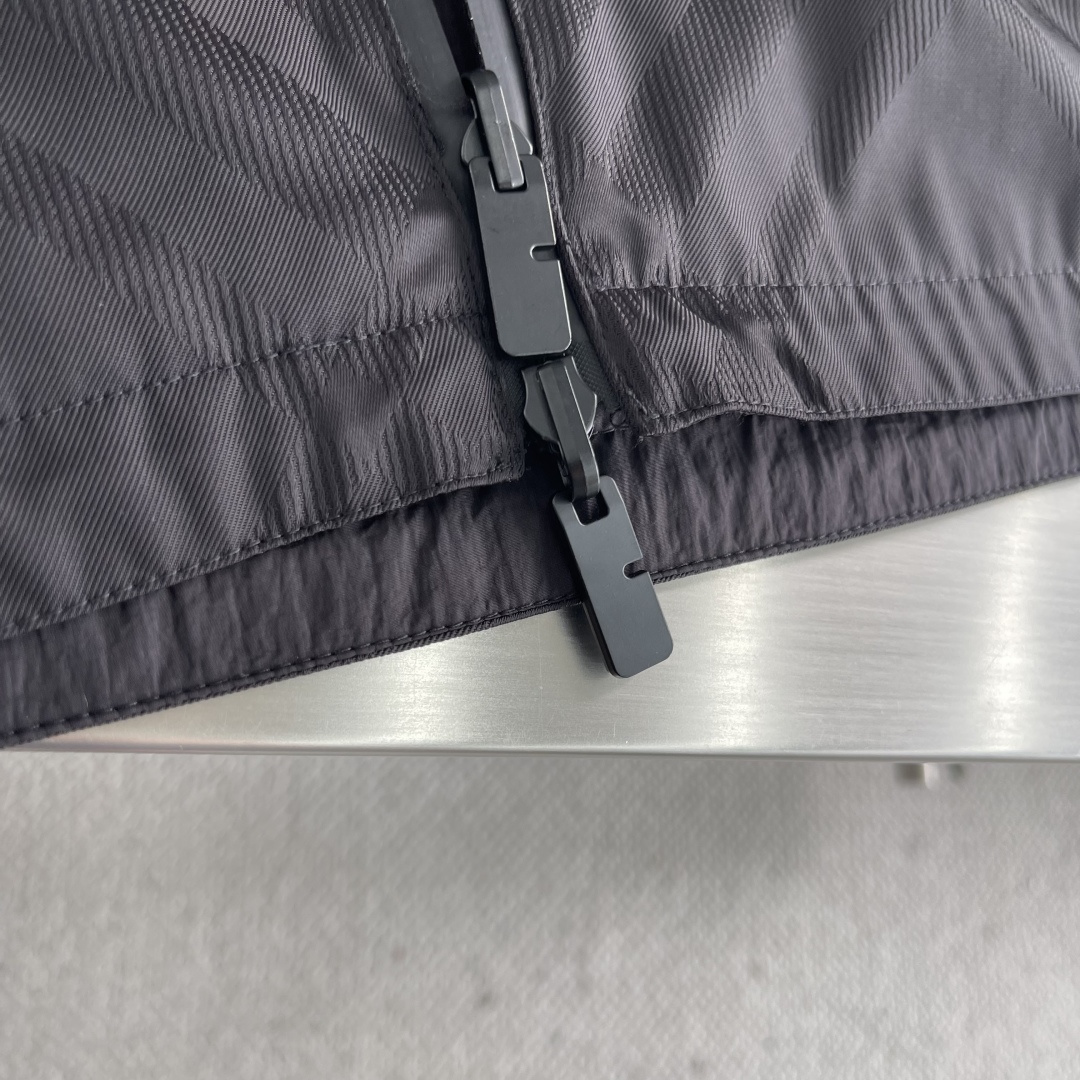 -BBR 双面款穿着格纹科技感面料带帽拉链外套。面料上手质感很好，宽松版型A面定制提花格纹，B面纯净素雅