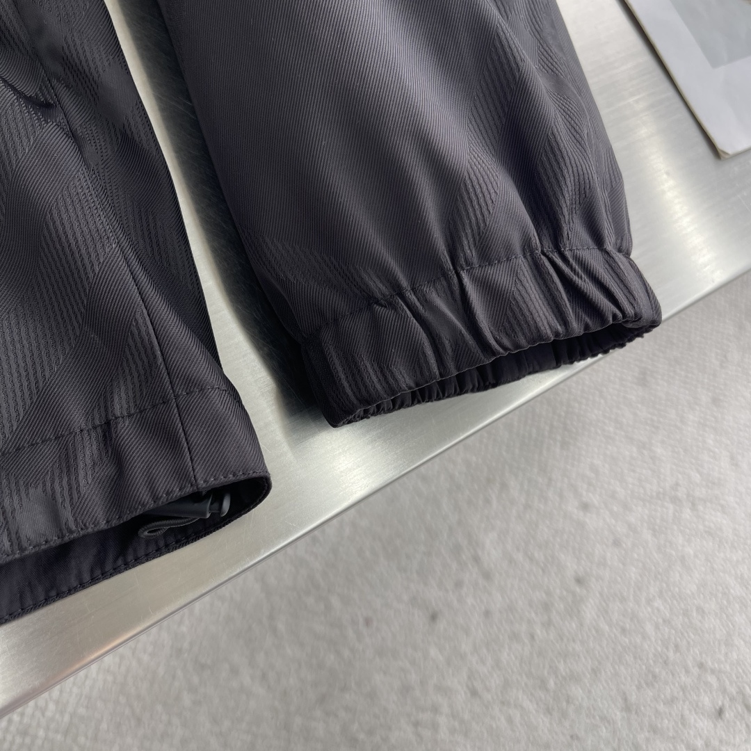 -BBR 双面款穿着格纹科技感面料带帽拉链外套。面料上手质感很好，宽松版型A面定制提花格纹，B面纯净素雅