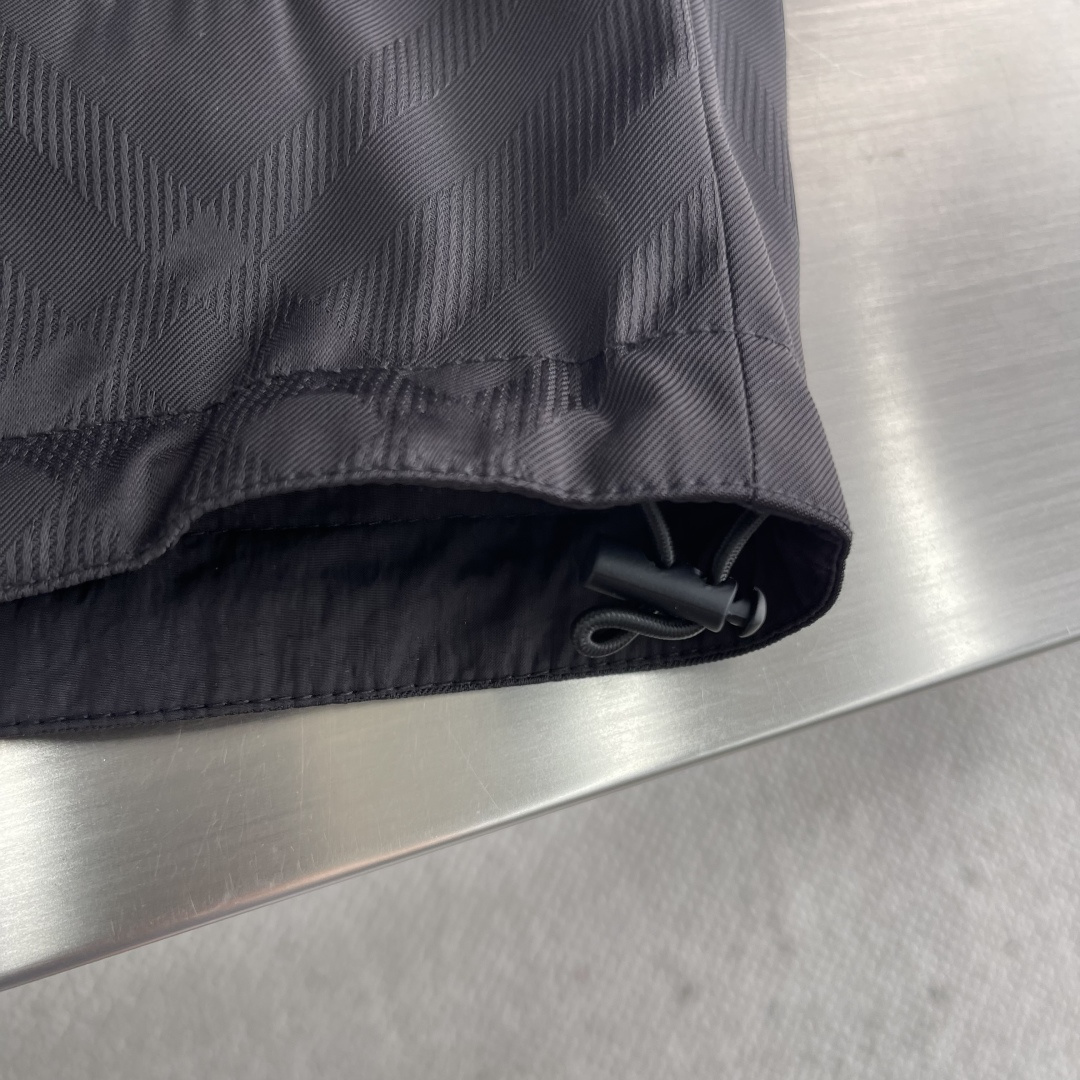 -BBR 双面款穿着格纹科技感面料带帽拉链外套。面料上手质感很好，宽松版型A面定制提花格纹，B面纯净素雅