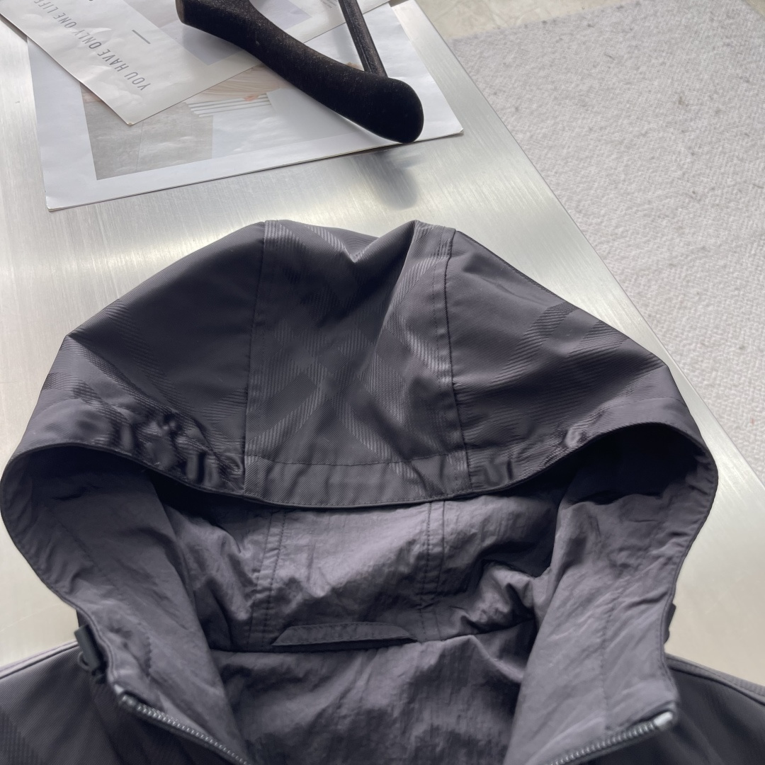 -BBR 双面款穿着格纹科技感面料带帽拉链外套。面料上手质感很好，宽松版型A面定制提花格纹，B面纯净素雅