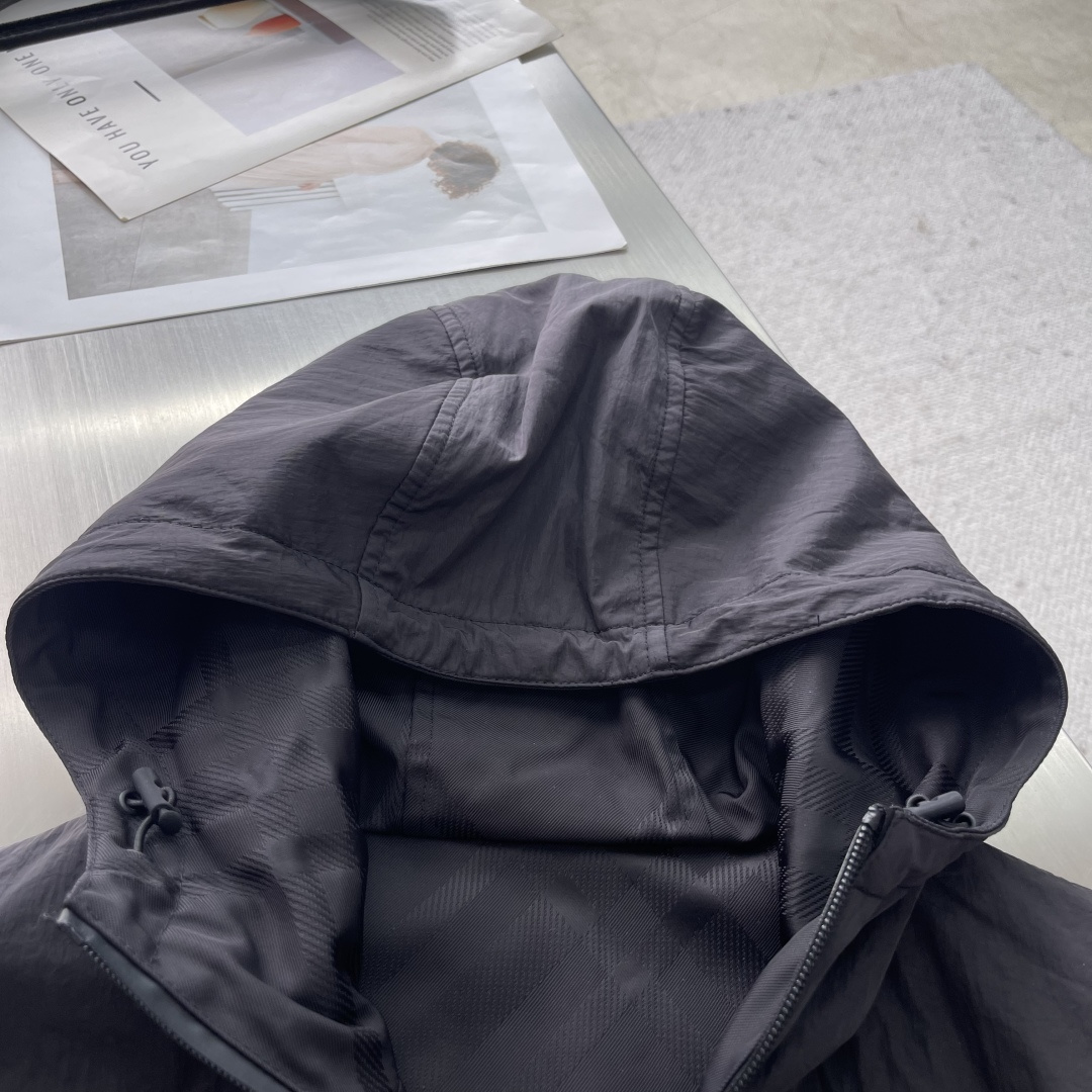 -BBR 双面款穿着格纹科技感面料带帽拉链外套。面料上手质感很好，宽松版型A面定制提花格纹，B面纯净素雅