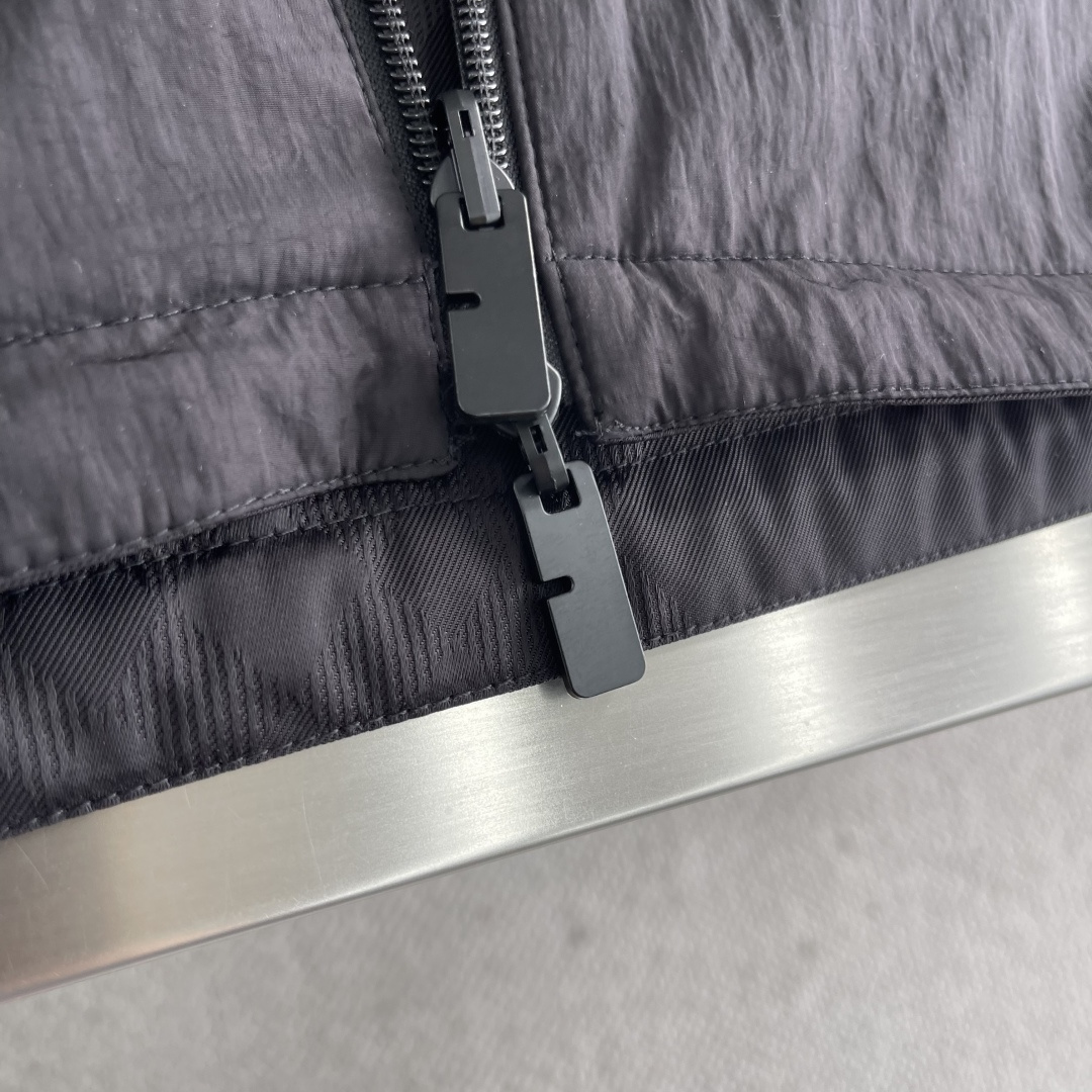 -BBR 双面款穿着格纹科技感面料带帽拉链外套。面料上手质感很好，宽松版型A面定制提花格纹，B面纯净素雅