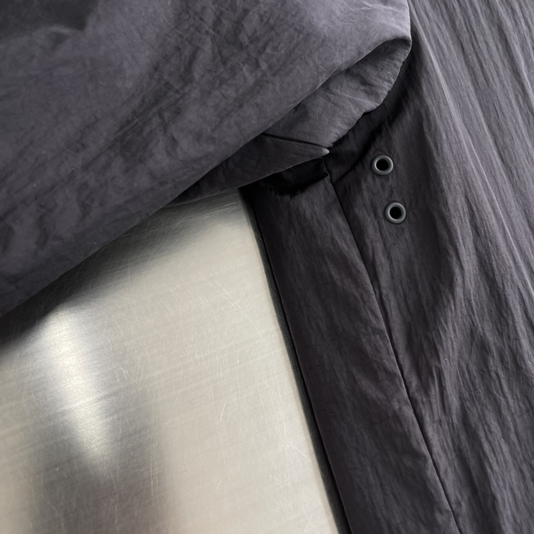 -BBR 双面款穿着格纹科技感面料带帽拉链外套。面料上手质感很好，宽松版型A面定制提花格纹，B面纯净素雅