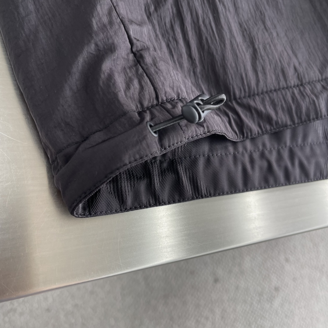 -BBR 双面款穿着格纹科技感面料带帽拉链外套。面料上手质感很好，宽松版型A面定制提花格纹，B面纯净素雅