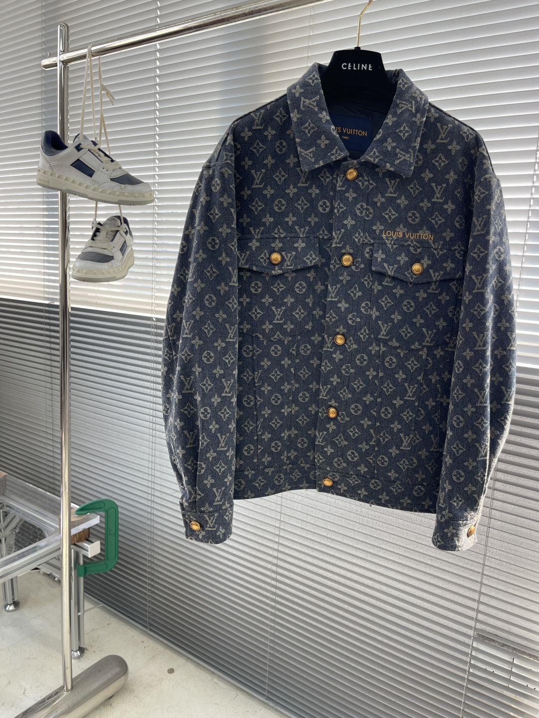 NO:547748,-Dou Brand 2025 autumn and winter new product, full-print presbyterian jacket, customized fabric, breathable and comfortable, impeccable details, brand element design concept, reflecting high quality. It feels delicate and soft!  It is casually cut, with a great upper body style!  Wearing it is comfortable and slim, lazy and casual, combined with clean and simple colors, it is particularly pleasing to look at. It is suitable for daily wear~ I love to launch sports items embellished with vitality prints to welcome the arrival of the warm season. Size 48/50/52/54/56,,louis vuitton,jackets & coats,jackets & coats,alexander wang19860909-驴牌 2025秋冬新品 满印老花夹克外套 定制面料 透气舒适度高,细节无可挑剔,品牌元素设计理念,体现高品质.手感细腻柔软！呈现休闲裁剪,上身版型超赞！穿上就是舒适自在又显瘦的存在,慵懒而随性,结合干净简单的色系就特别耐看,适合日常穿着~倾情推出缀饰活力印花的运动单品,迎接温暖季节的到来. 尺码48/50/52/54/56,,louis vuitton,jackets & coats,jackets & coats,alexander wang,Men's clothing