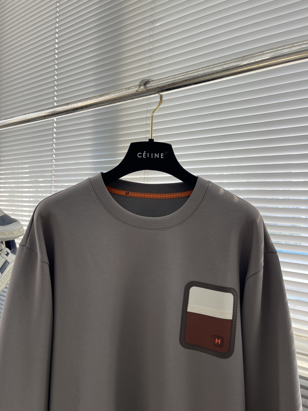 -Herme 2025秋冬新款！！ 延续经典，从版型到设计都很有时代的新潮感 。 微阔版型，整体上身感更