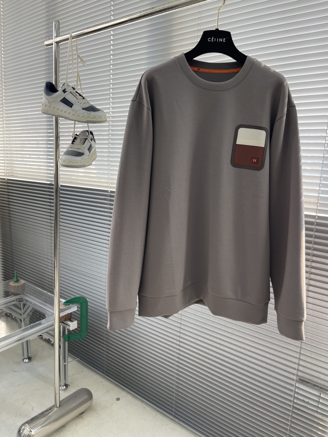 NO:567482,-Herme2025 autumn and winter new style!  !  Continuing the classics, everything from the version to the design is trendy. The slightly wide version makes the overall upper body feel more fashionable. The blended air layer fabric makes the upper body comfortable and skin-friendly, warm and stylish!  And it has texture. The main product for autumn!  Size M-3XL,,hermes,alexander wang19860909-Herme2025秋冬新款！！ 延续经典,从版型到设计都很有时代的新潮感 . 微阔版型,整体上身感更具时尚感. 混纺空气层面料,上身舒适亲肤,保暖有型！且具有质感.秋季主推款！ 码数M-3XL,,hermes,alexander wang,Men's clothing