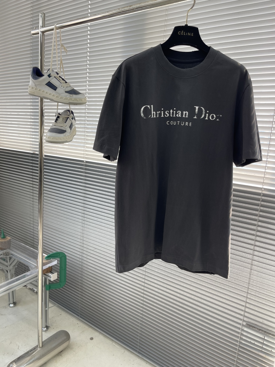 -Dio 2025秋冬系列短袖T恤码数：M-3XL 微阔版型DI*R短袖T，纯棉纱线保留了天然纤维吸湿透