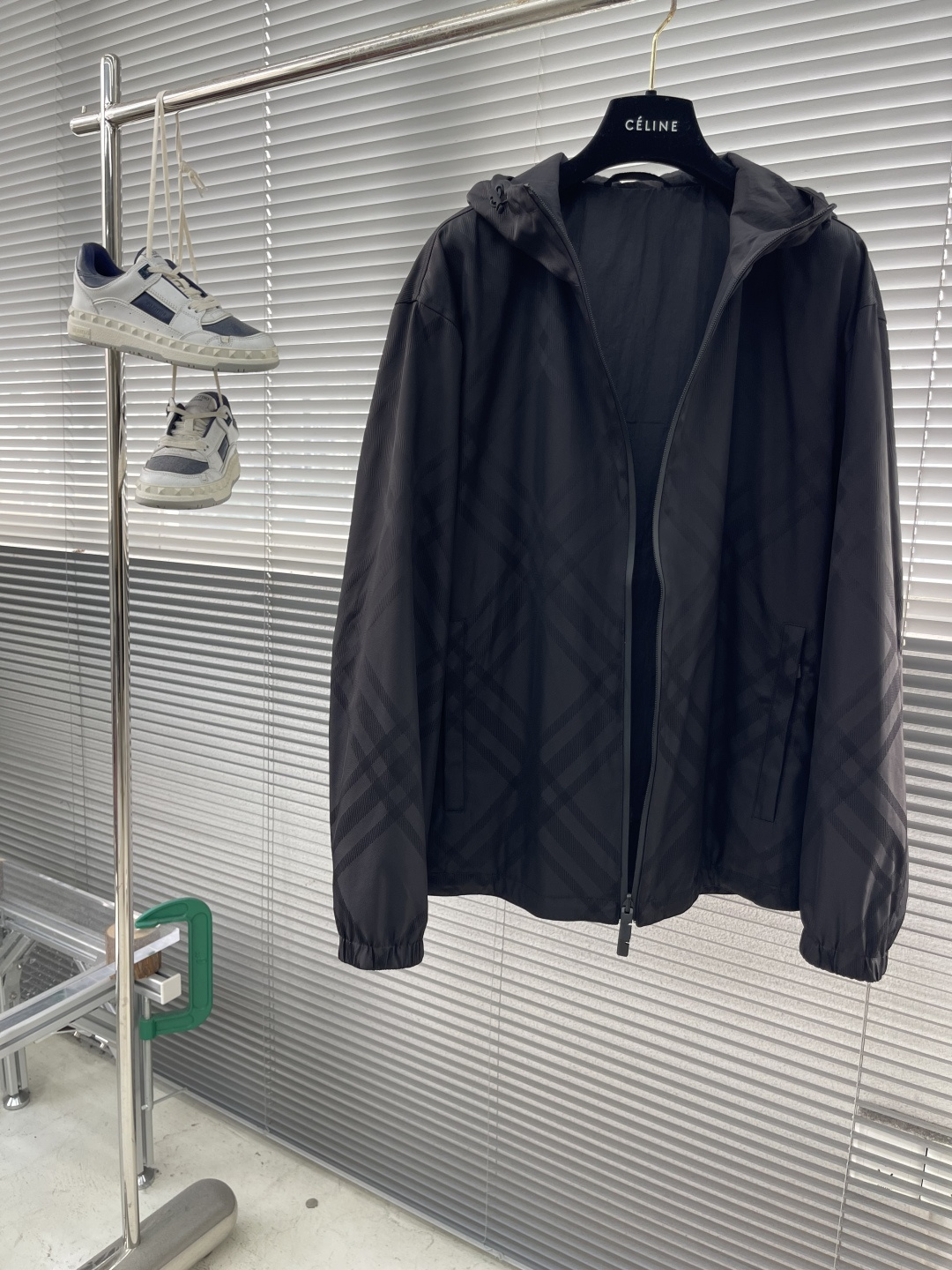 -BBR 双面款穿着格纹科技感面料带帽拉链外套。面料上手质感很好，宽松版型A面定制提花格纹，B面纯净素雅