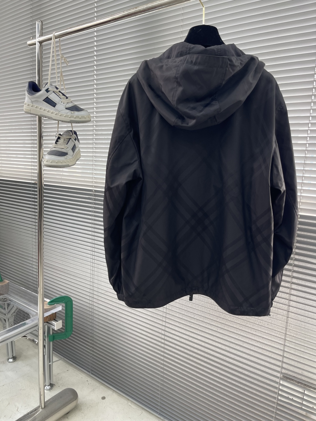 -BBR 双面款穿着格纹科技感面料带帽拉链外套。面料上手质感很好，宽松版型A面定制提花格纹，B面纯净素雅