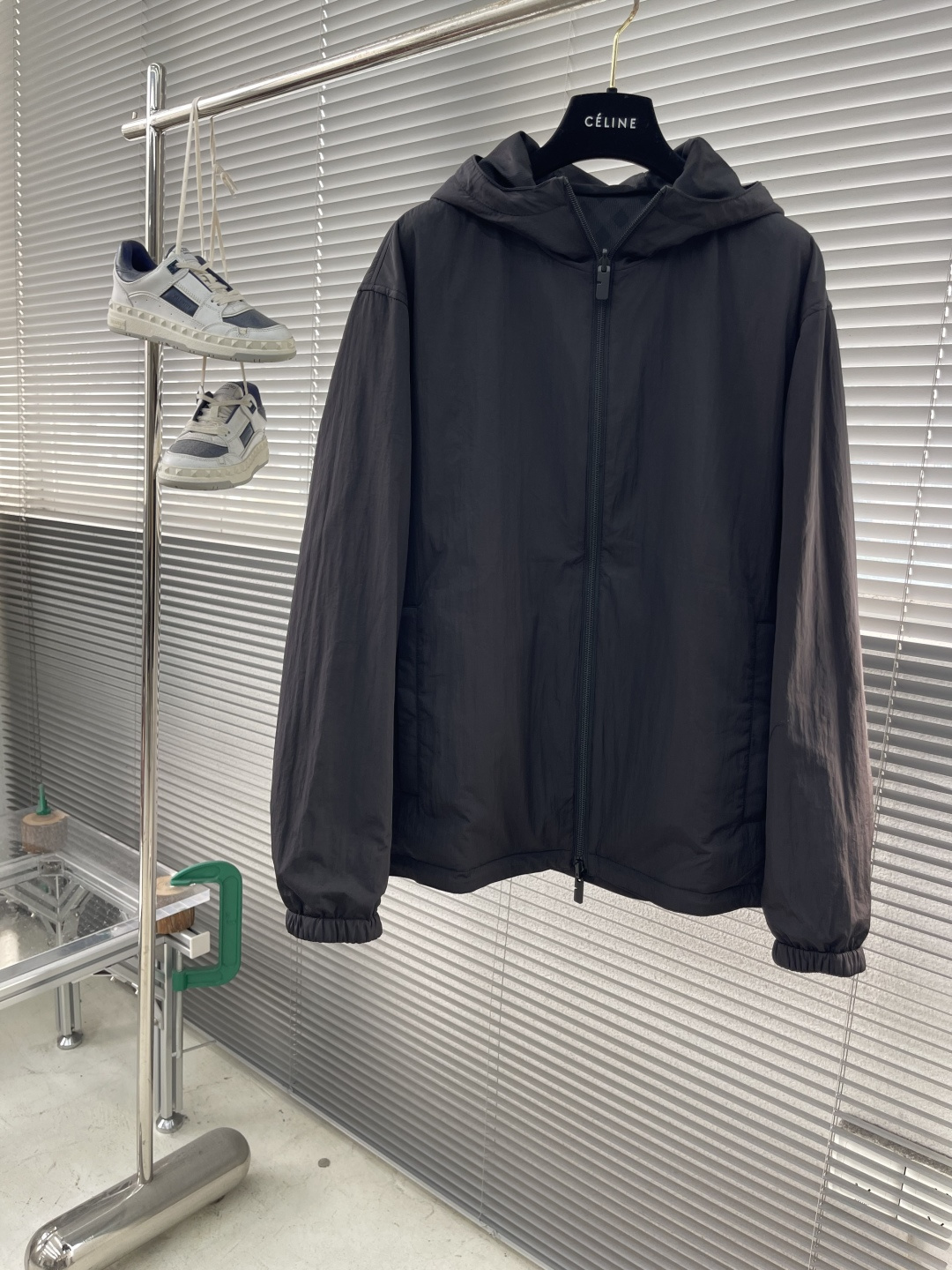 -BBR 双面款穿着格纹科技感面料带帽拉链外套。面料上手质感很好，宽松版型A面定制提花格纹，B面纯净素雅