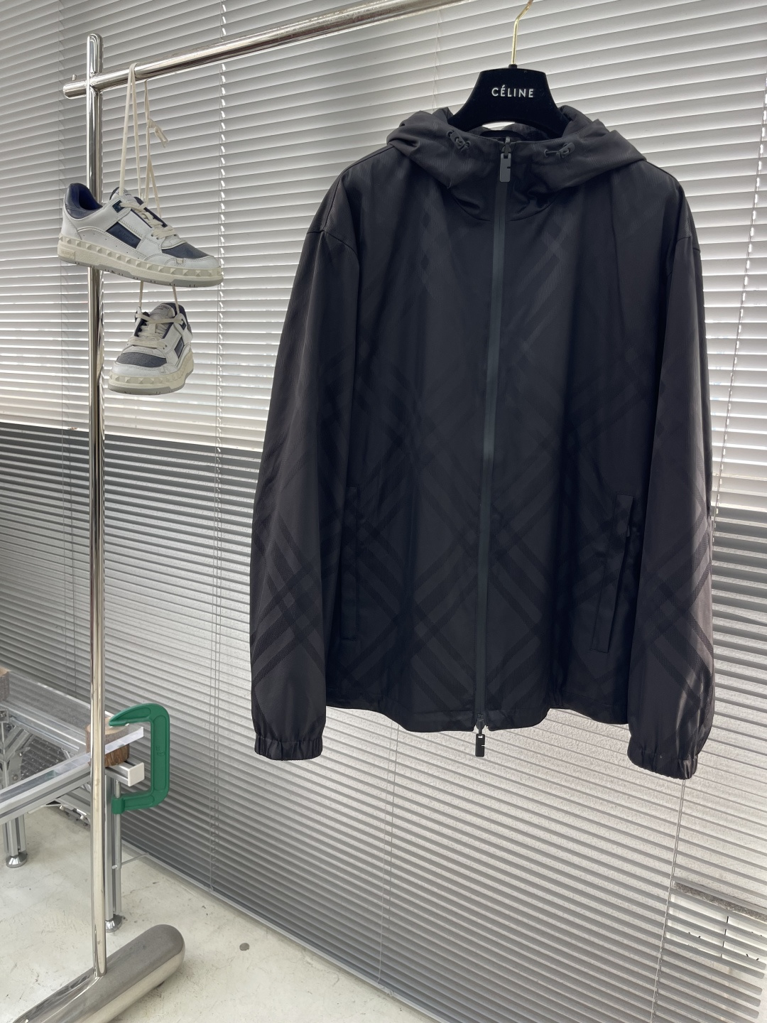 -BBR 双面款穿着格纹科技感面料带帽拉链外套。面料上手质感很好，宽松版型A面定制提花格纹，B面纯净素雅