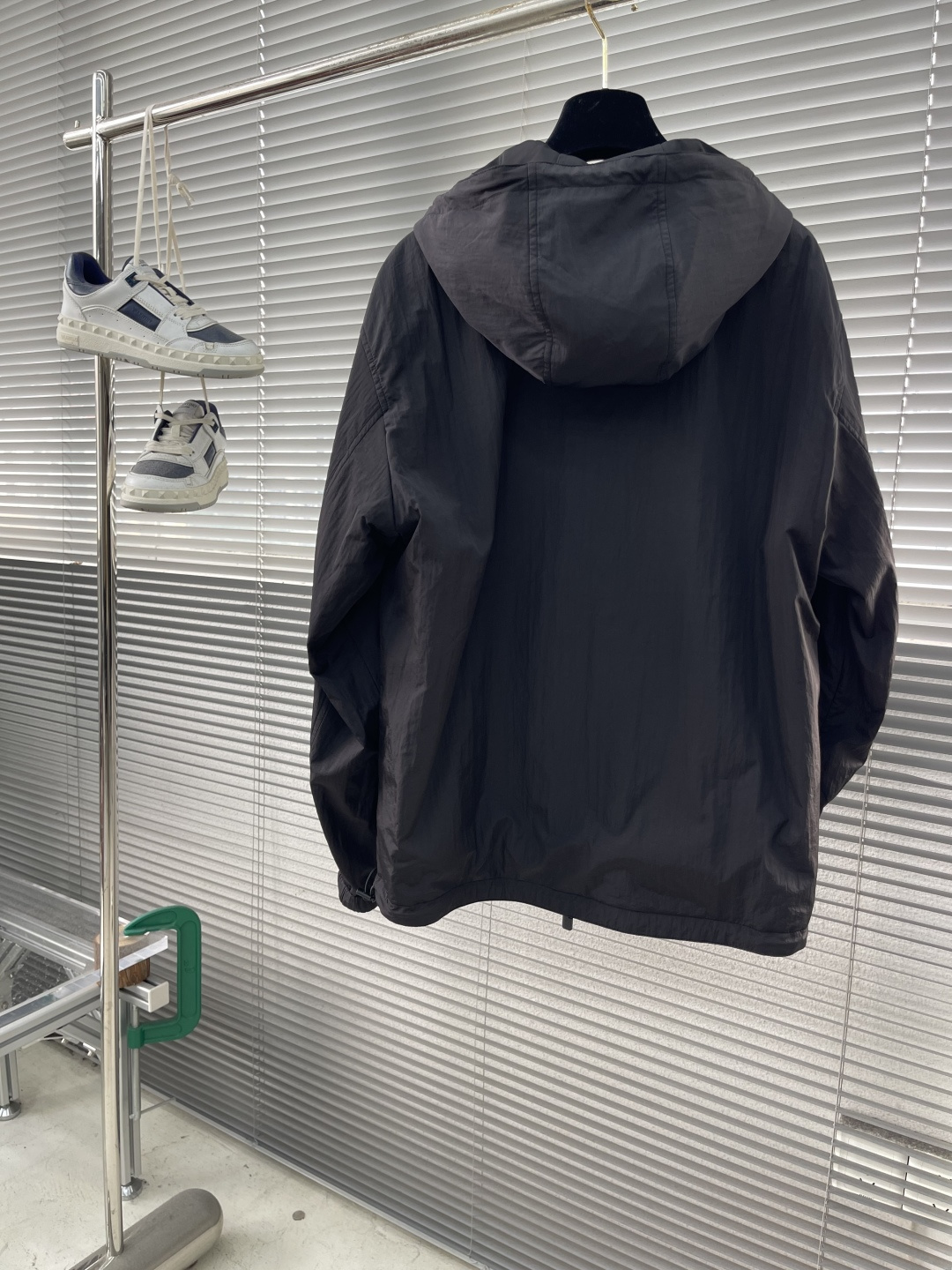 -BBR 双面款穿着格纹科技感面料带帽拉链外套。面料上手质感很好，宽松版型A面定制提花格纹，B面纯净素雅