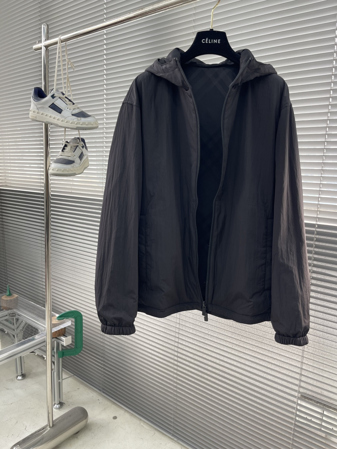 -BBR 双面款穿着格纹科技感面料带帽拉链外套。面料上手质感很好，宽松版型A面定制提花格纹，B面纯净素雅