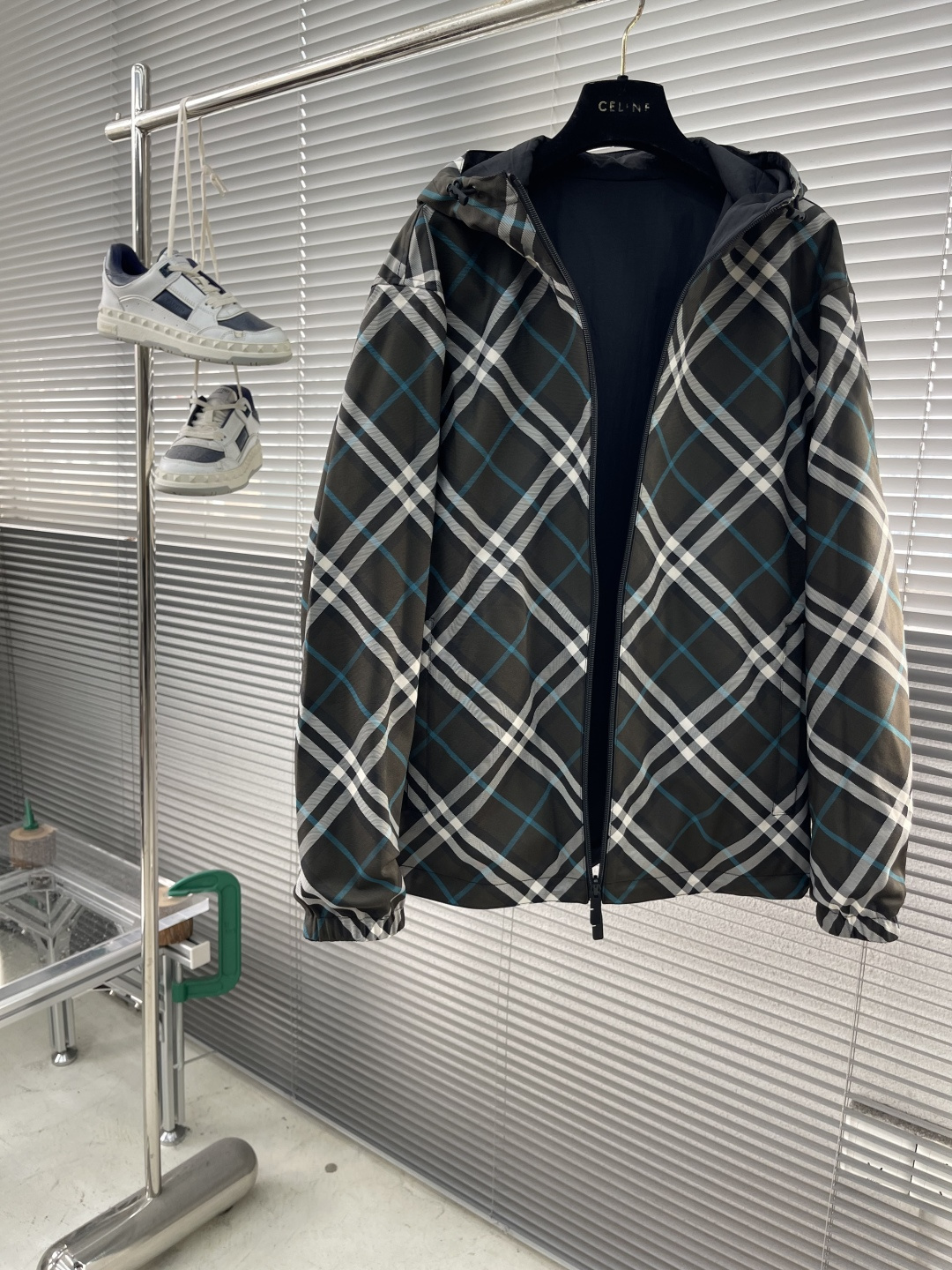 -BBR 双面款穿着格纹科技感面料带帽拉链外套。面料上手质感很好，宽松版型A面定制提花格纹，B面纯净素雅