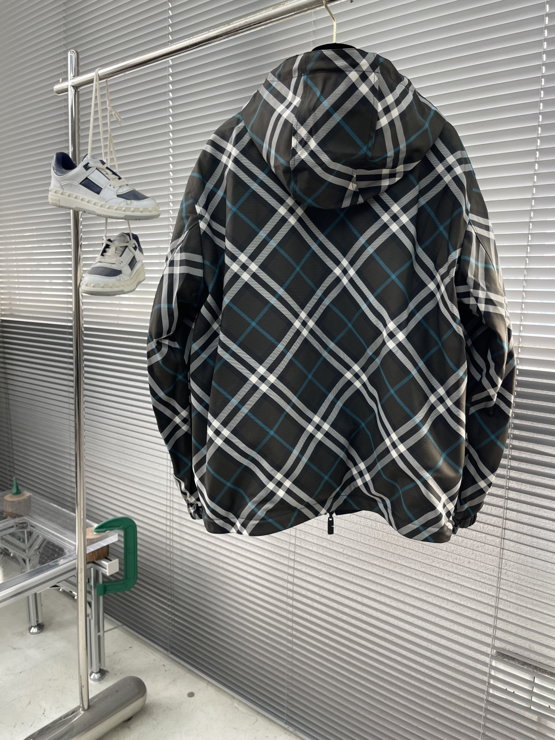 -BBR 双面款穿着格纹科技感面料带帽拉链外套。面料上手质感很好，宽松版型A面定制提花格纹，B面纯净素雅