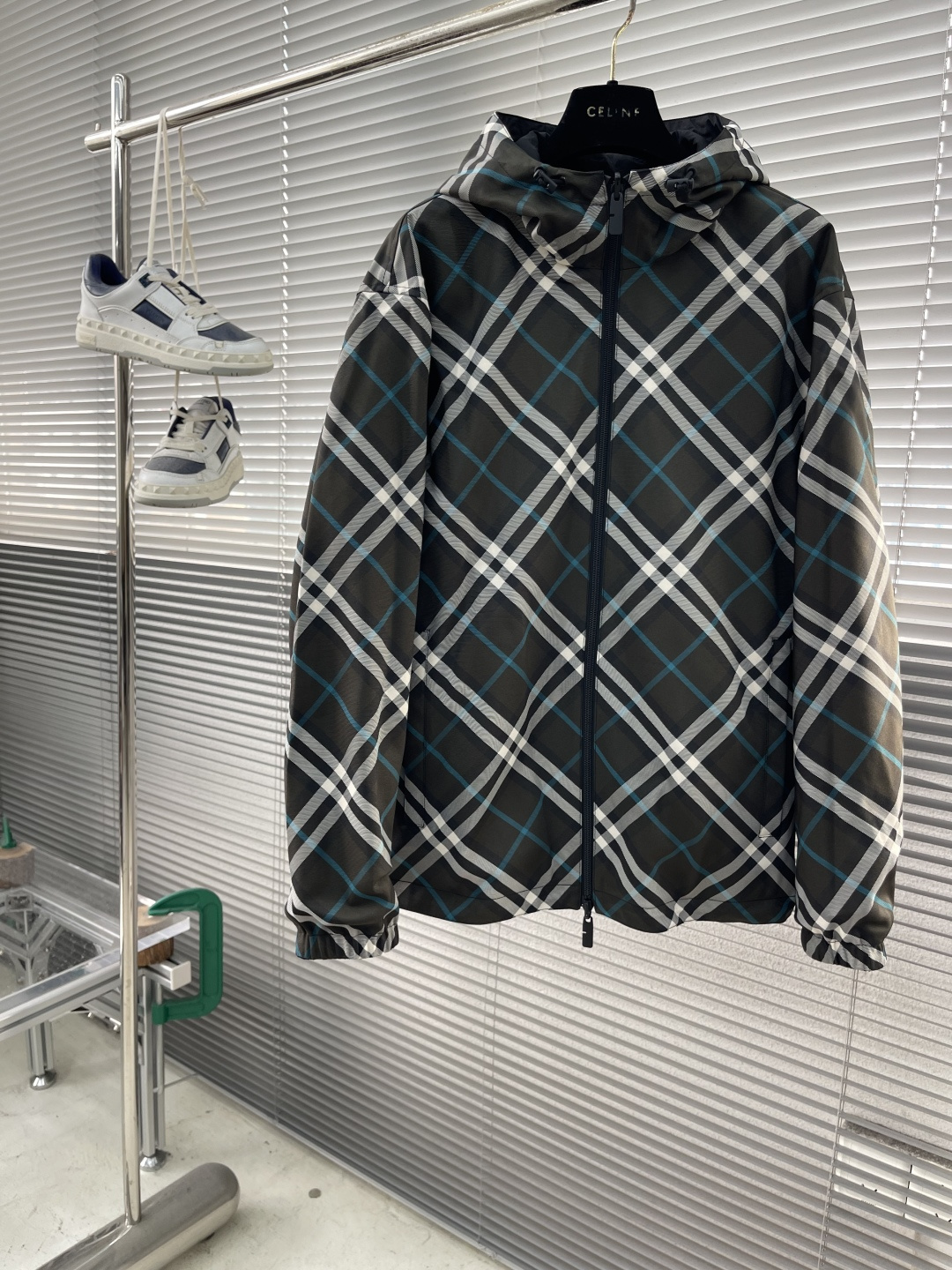 -BBR 双面款穿着格纹科技感面料带帽拉链外套。面料上手质感很好，宽松版型A面定制提花格纹，B面纯净素雅