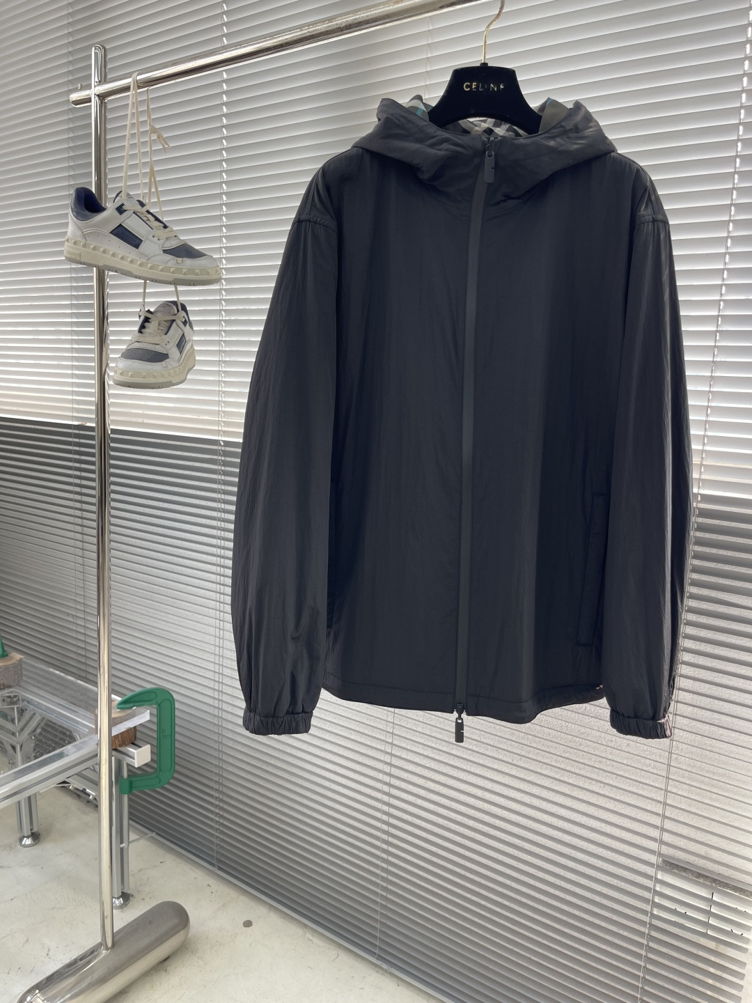 -BBR 双面款穿着格纹科技感面料带帽拉链外套。面料上手质感很好，宽松版型A面定制提花格纹，B面纯净素雅