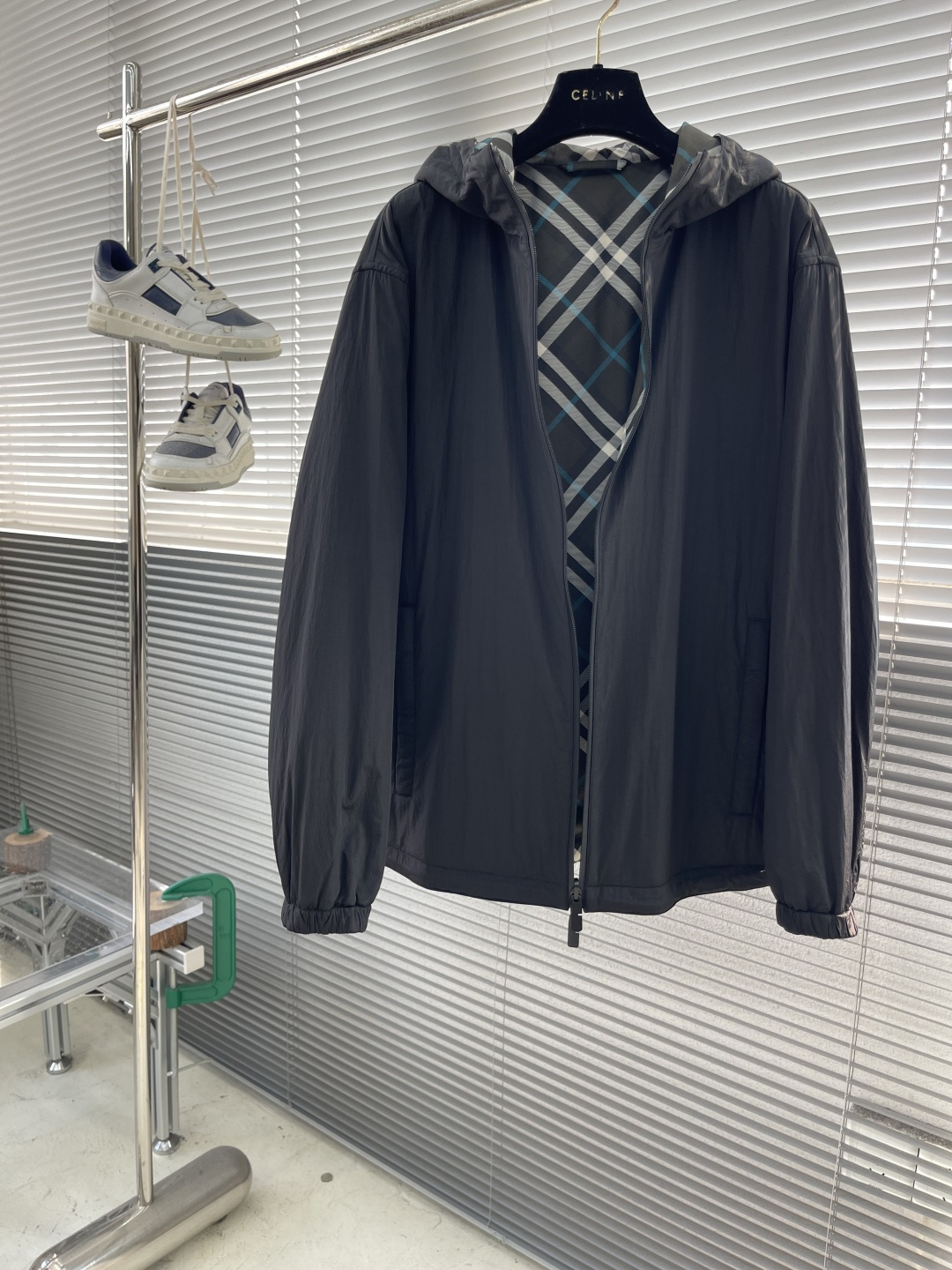 -BBR 双面款穿着格纹科技感面料带帽拉链外套。面料上手质感很好，宽松版型A面定制提花格纹，B面纯净素雅