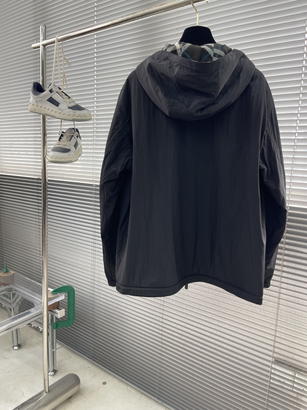 -BBR 双面款穿着格纹科技感面料带帽拉链外套。面料上手质感很好，宽松版型A面定制提花格纹，B面纯净素雅