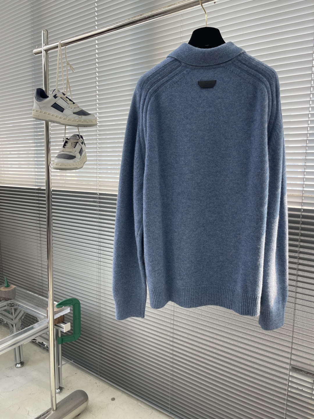 -Loro Piana 2025秋冬新款翻领毛衣。优质羊毛，简约而不简单。精致翻领与纽扣设计，细节彰显品