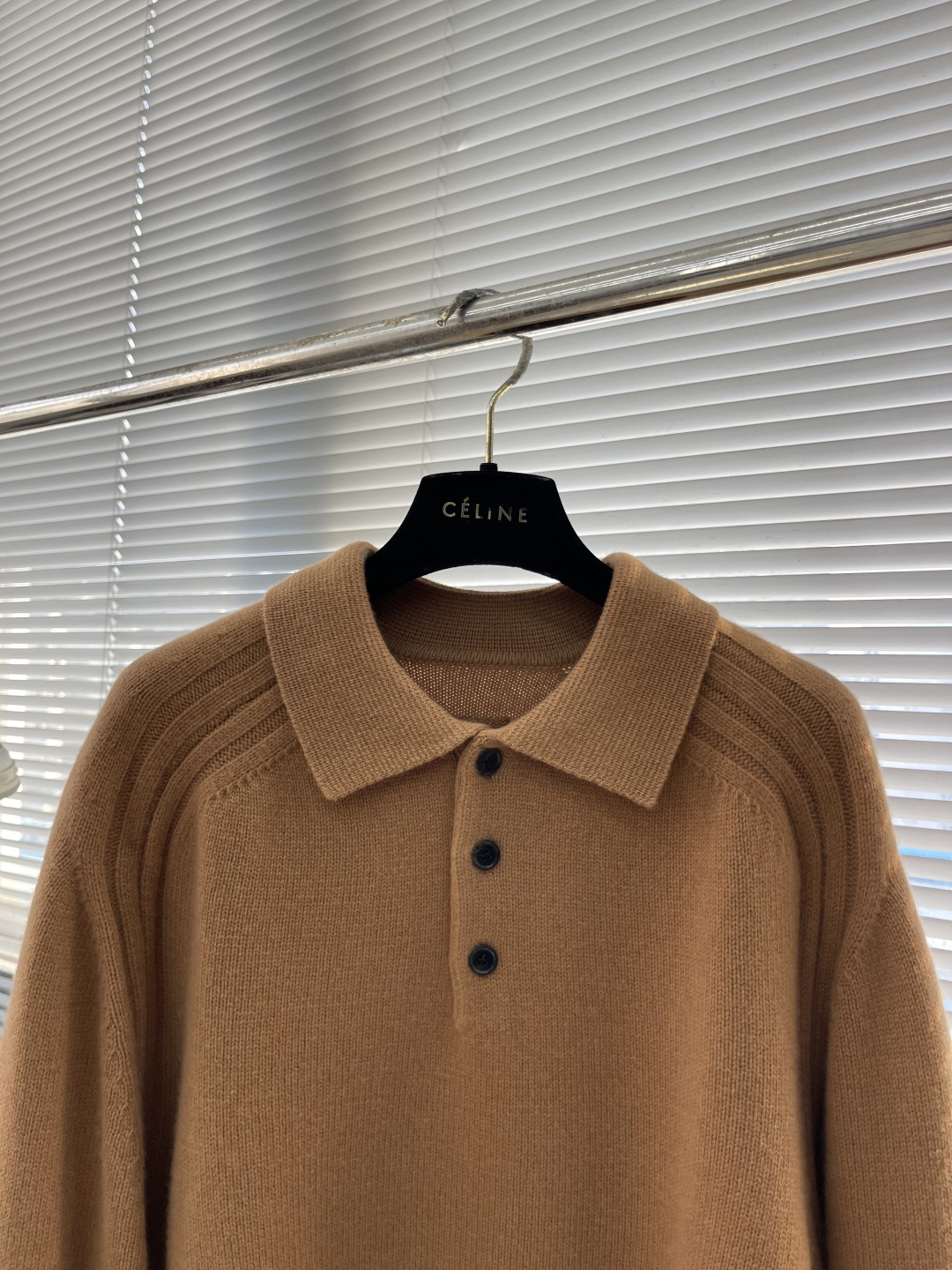 -Loro Piana 2025秋冬新款翻领毛衣。优质羊毛，简约而不简单。精致翻领与纽扣设计，细节彰显品