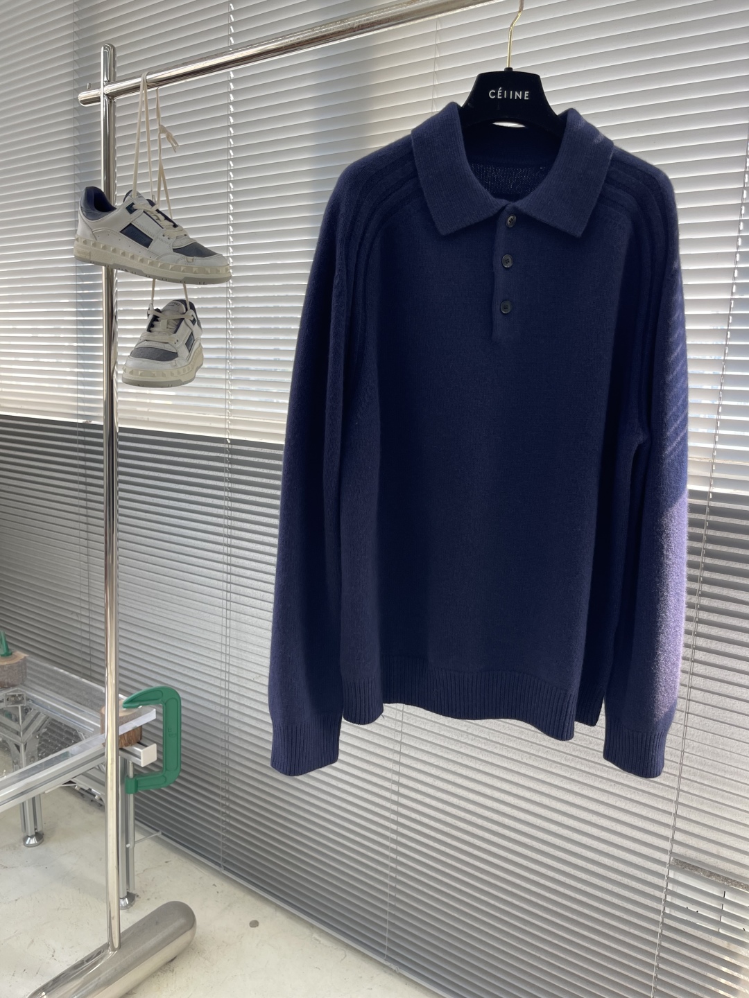 -Loro Piana 2025秋冬新款翻领毛衣。优质羊毛，简约而不简单。精致翻领与纽扣设计，细节彰显品