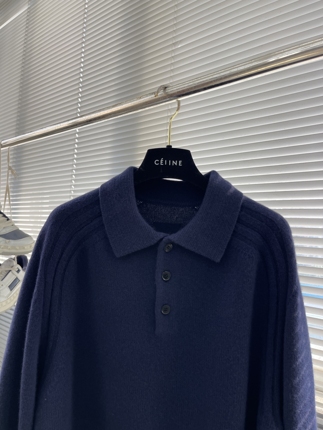 -Loro Piana 2025秋冬新款翻领毛衣。优质羊毛，简约而不简单。精致翻领与纽扣设计，细节彰显品