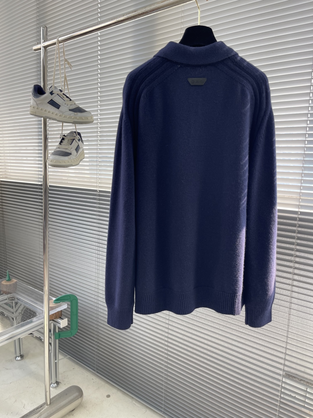 -Loro Piana 2025秋冬新款翻领毛衣。优质羊毛，简约而不简单。精致翻领与纽扣设计，细节彰显品