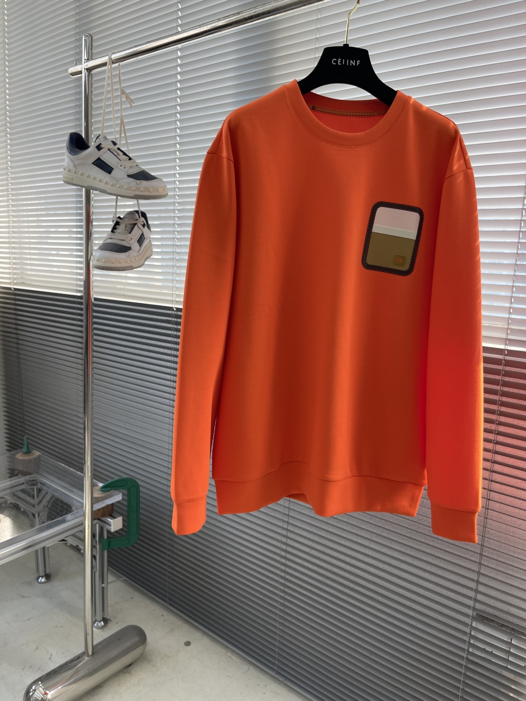 -Herme 2025秋冬新款！！ 延续经典，从版型到设计都很有时代的新潮感 。 微阔版型，整体上身感更