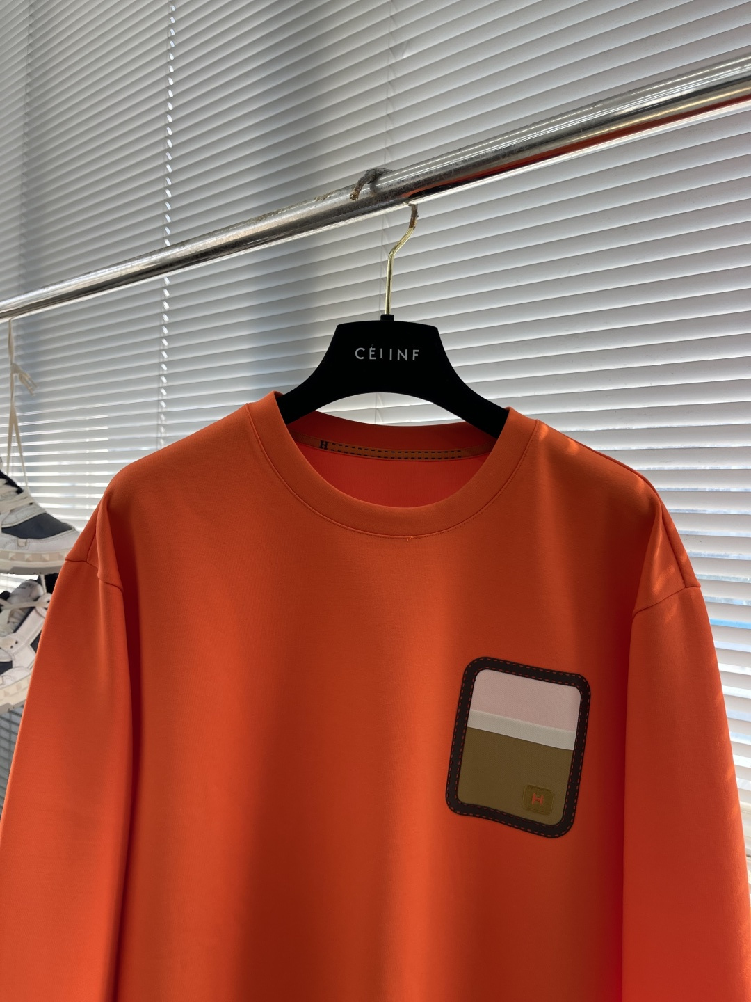 -Herme 2025秋冬新款！！ 延续经典，从版型到设计都很有时代的新潮感 。 微阔版型，整体上身感更