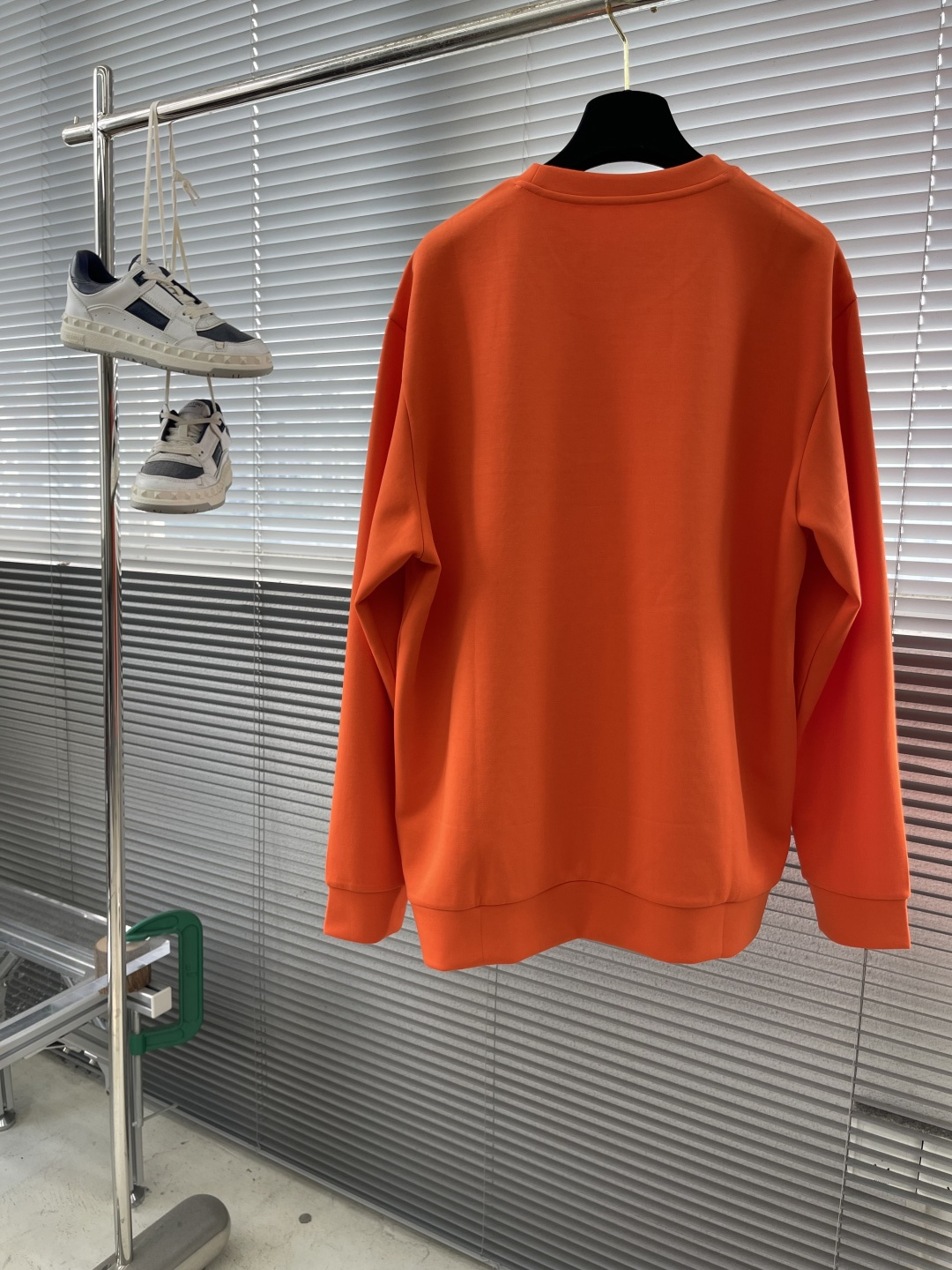 -Herme 2025秋冬新款！！ 延续经典，从版型到设计都很有时代的新潮感 。 微阔版型，整体上身感更