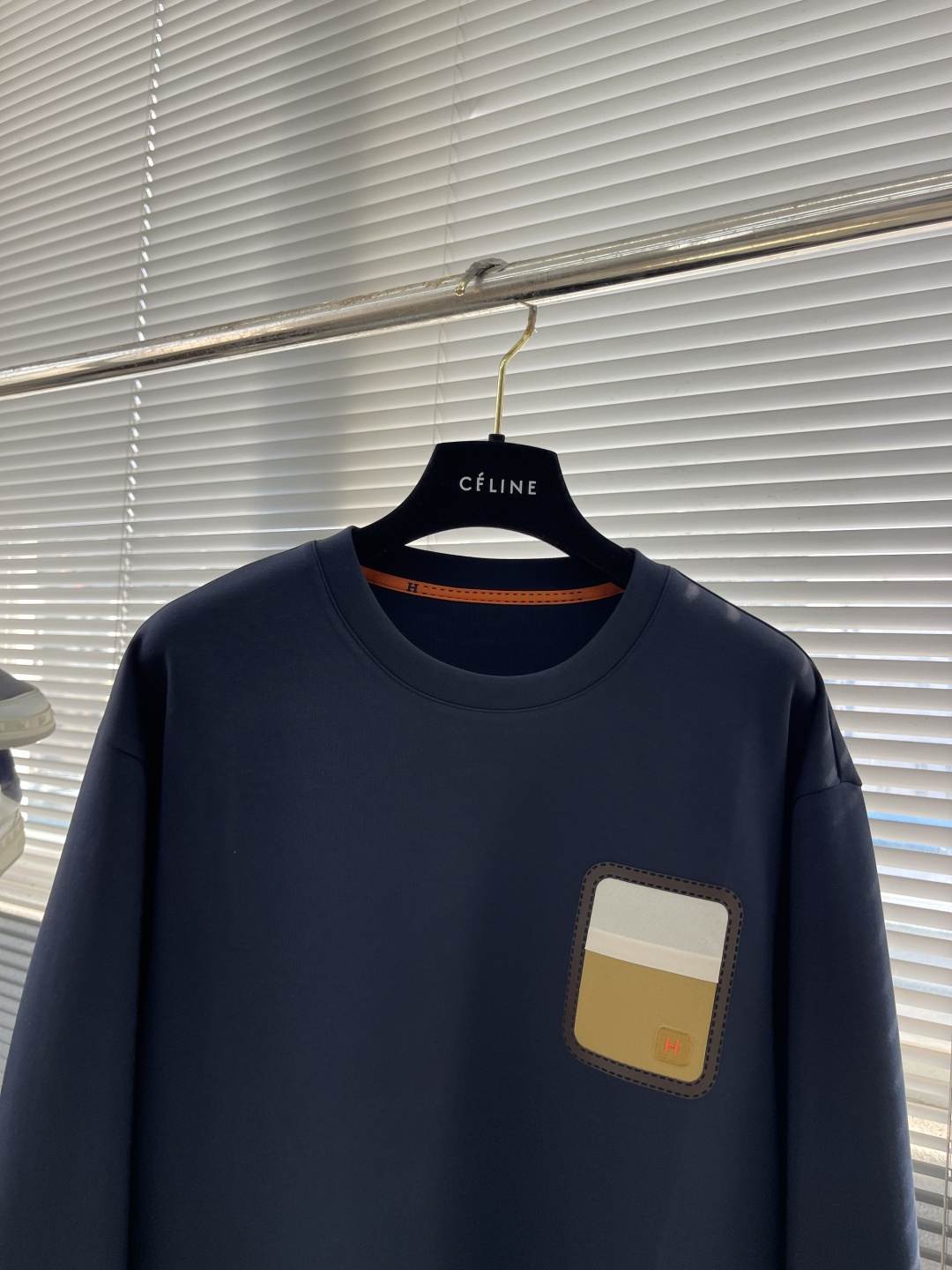 -Herme 2025秋冬新款！！ 延续经典，从版型到设计都很有时代的新潮感 。 微阔版型，整体上身感更