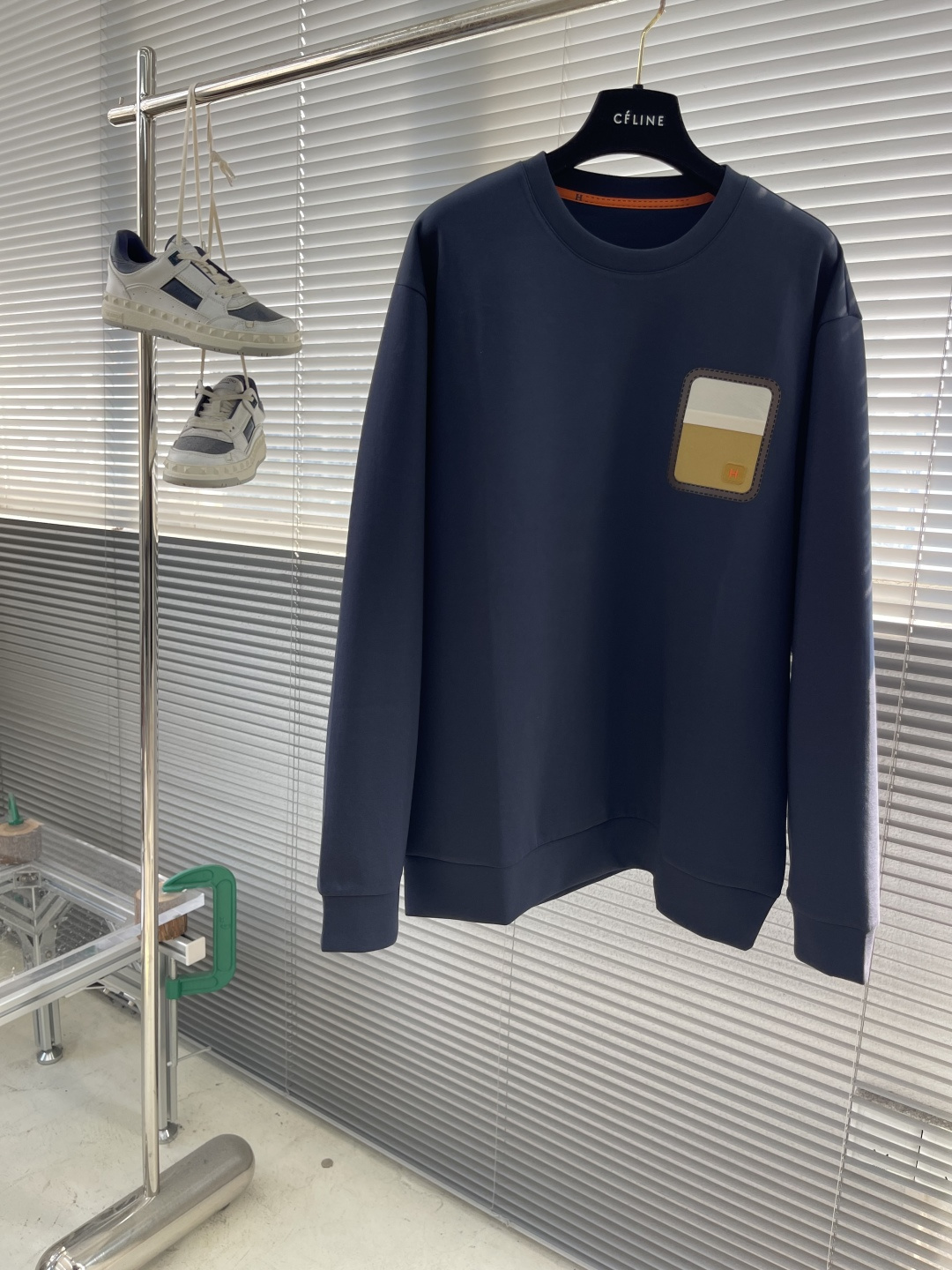 -Herme 2025秋冬新款！！ 延续经典，从版型到设计都很有时代的新潮感 。 微阔版型，整体上身感更