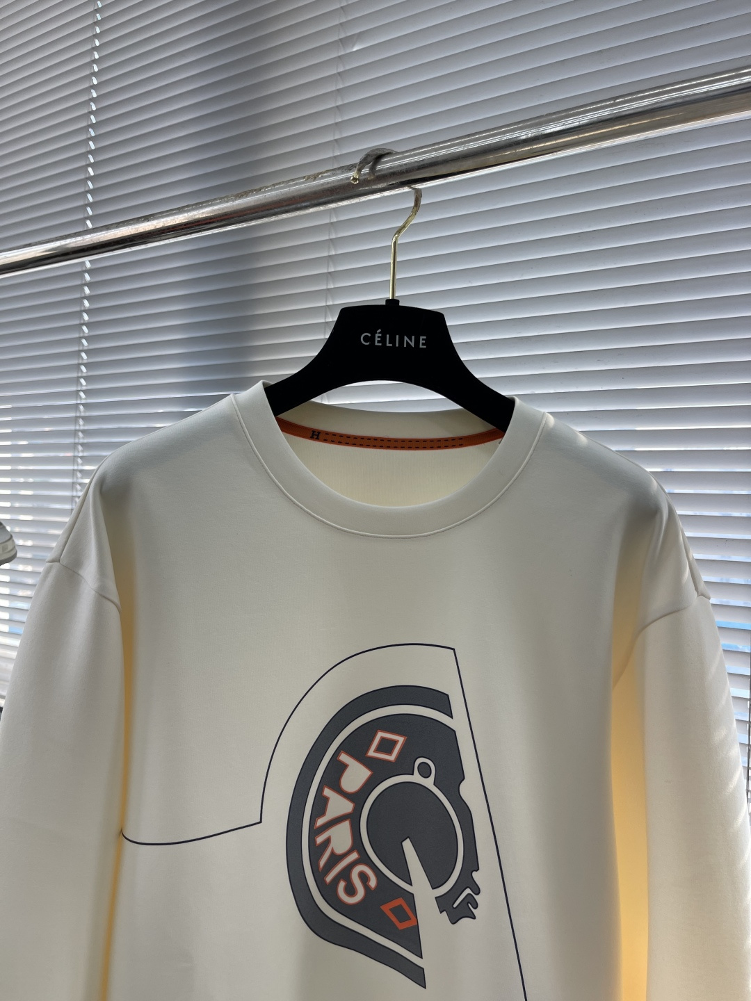 -Herme 2025秋冬新款！！ 延续经典，从版型到设计都很有时代的新潮感 。 微阔版型，整体上身感更