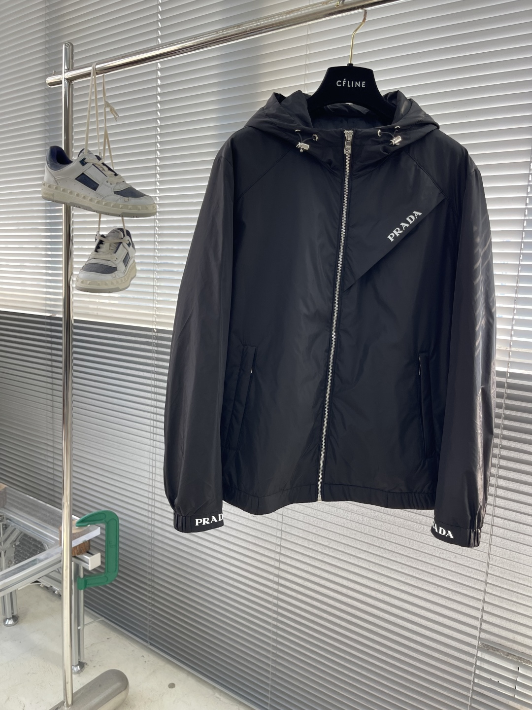 -PRAD 2025秋季最新品时尚休闲夹克外套，进口面料，做工极为复杂，顶级印胶工艺字母图案logo，原