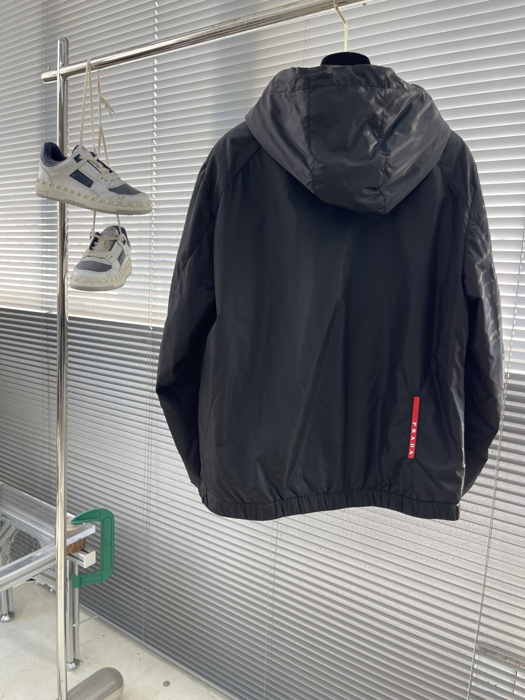 -PRAD 2025秋季最新品时尚休闲夹克外套，进口面料，做工极为复杂，顶级印胶工艺字母图案logo，原