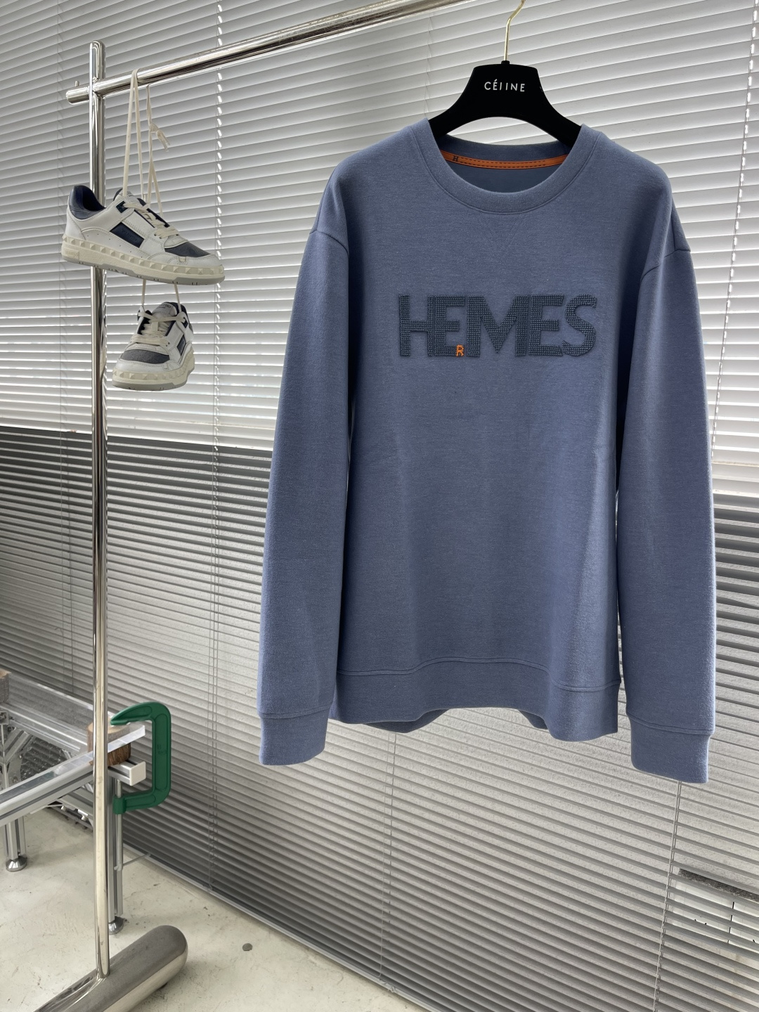 -Herme 2025秋冬新款圆领套头卫衣采用进口高支数羊毛混纺面料，立挺有型经典品牌logo刺绣图案，