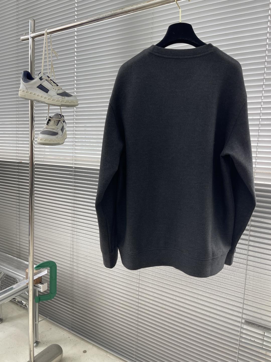 -Herme 2025秋冬新款圆领套头卫衣采用进口高支数羊毛混纺面料，立挺有型经典品牌logo刺绣图案，