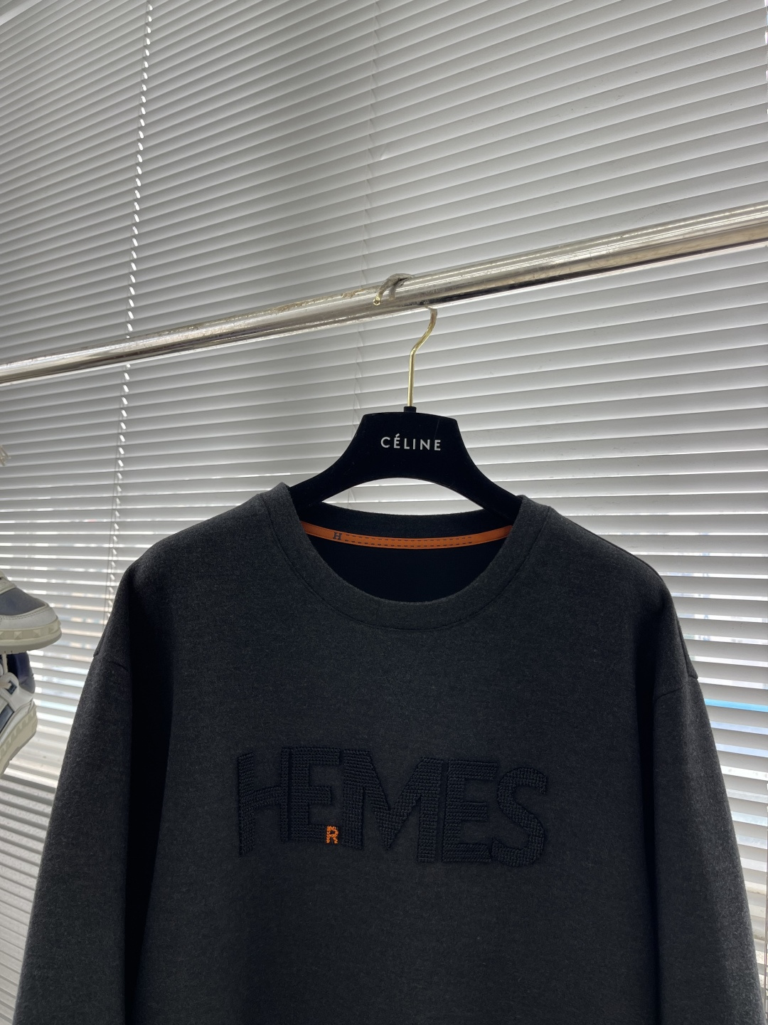 -Herme 2025秋冬新款圆领套头卫衣采用进口高支数羊毛混纺面料，立挺有型经典品牌logo刺绣图案，