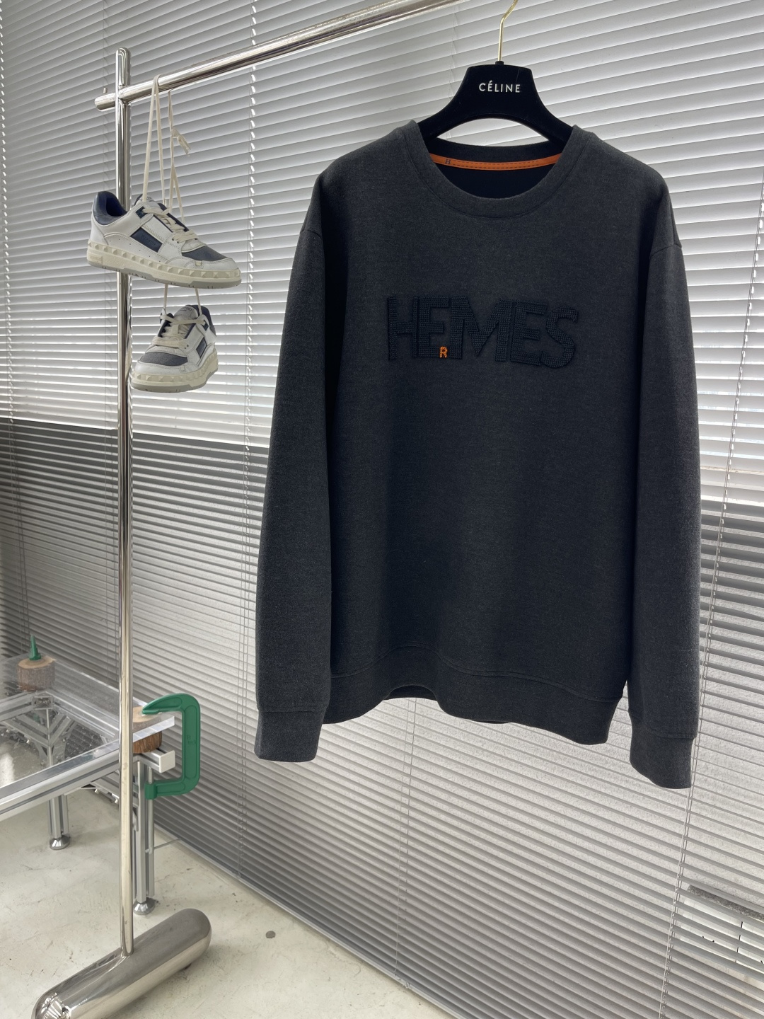 -Herme 2025秋冬新款圆领套头卫衣采用进口高支数羊毛混纺面料，立挺有型经典品牌logo刺绣图案，