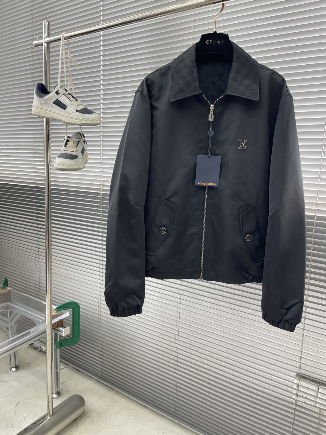 NO:547765,-Dou Brand 2025 new double-sided jacket This jacket adopts classic lapel double-sided style, simple and capable, suitable for business, casual and other occasions. The overall short style is neat and stylish, which can optimize the body proportions and show the tough temperament of men. The iconic 1V metal logo on the chest enhances the brand recognition and fashion sense. On the one hand, it uses imported leather fabric to show its personality; on the other hand, it uses different colored plaid fabric to add visual layer and design sense; it is highly functional, and can be worn on both sides to provide different dress choices, increasing the frequency and practicality of use, and adapt to different occasions and weather conditions. On the one hand, it is calm and restrained, low-key texture, suitable for business and leisure and other occasions; on the other hand, it hides surprises, or has unique textures, satisfying your desire to change your style at will. Number of codes 48 50 52 54 56,,louis vuitton,jackets &  coats, jackets & coats,alexander wang19860909-驴牌 2025新款双面夹克 这款外套采用经典翻领双面穿款式,简约干练,适配商务、休闲等多种场合.整体短款版型,利落有型,可优化身材比例,展现男士硬朗气质,胸前标志性1V金属标识,提升品牌辨识度与时尚感. 一面采用进口皮质面料,尽显个性；另一面采用异色格子面料,增添视觉层次与设计感；功能性强,可双面穿提供不同穿着选择,增加使用频率和实用性,适应不同场合与天气条件.一面沉稳内敛,低调质感,适配商务休闲等多种场合；另一面暗藏惊喜,或有别致纹理,满足你随心变换风格的渴望. 码数48 50 52 54 56,,louis vuitton,jackets & coats,jackets & coats,alexander wang,Men's clothing