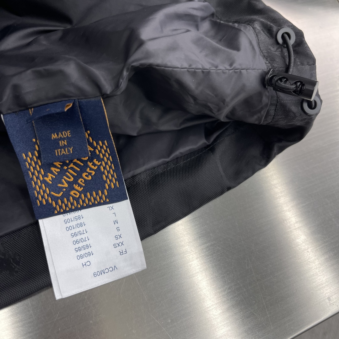 -驴牌 2025秋冬最新款，专柜同步有售，原单狠货，时尚休闲夹克外套，上身很有特点！吸睛而有亮点，进口原