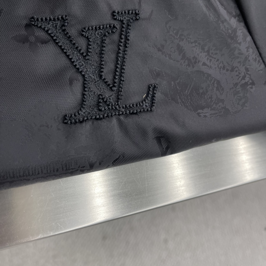 -驴牌 2025秋冬最新款，专柜同步有售，原单狠货，时尚休闲夹克外套，上身很有特点！吸睛而有亮点，进口原