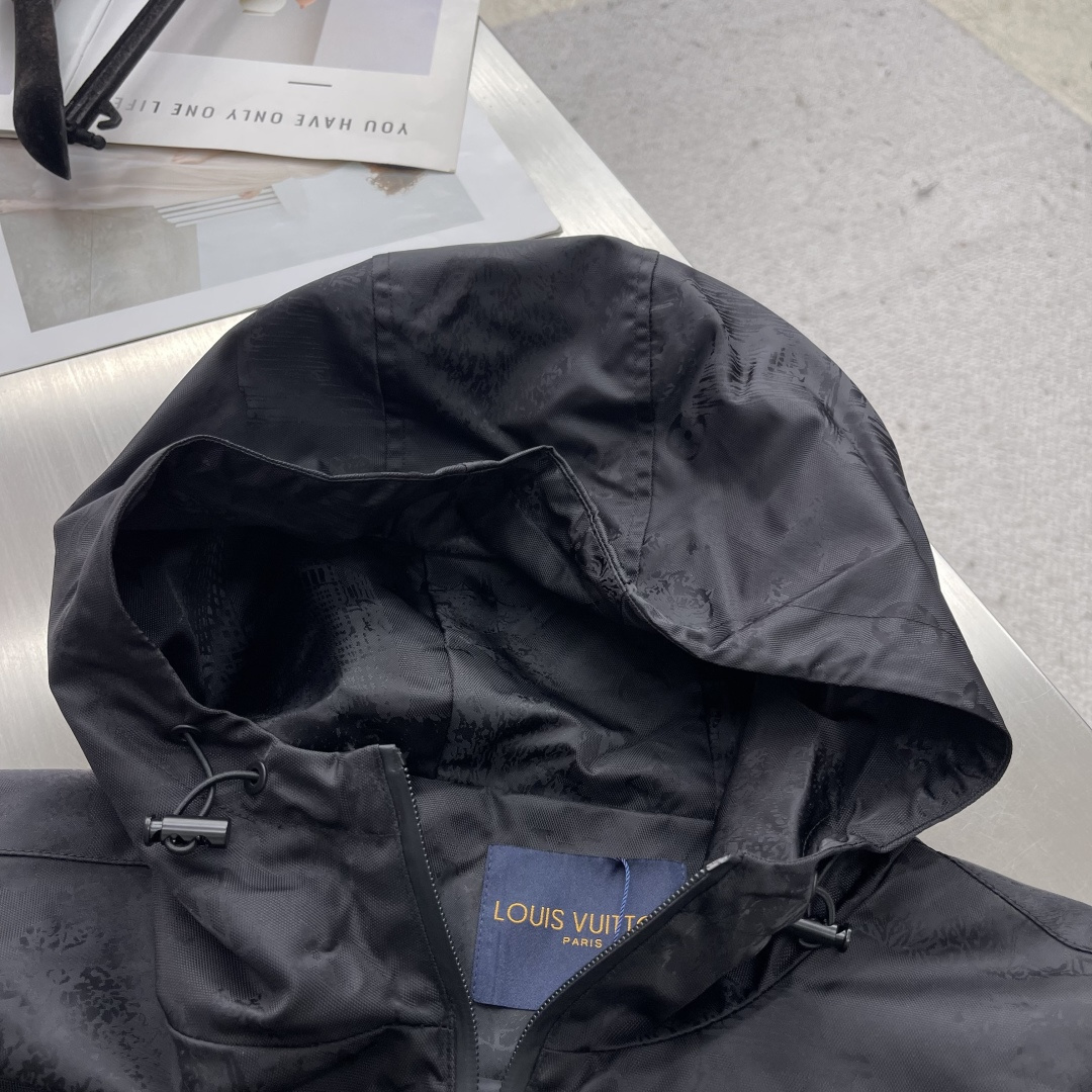 -驴牌 2025秋冬最新款，专柜同步有售，原单狠货，时尚休闲夹克外套，上身很有特点！吸睛而有亮点，进口原