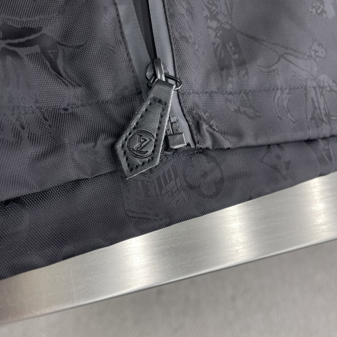 -驴牌 2025秋冬最新款，专柜同步有售，原单狠货，时尚休闲夹克外套，上身很有特点！吸睛而有亮点，进口原